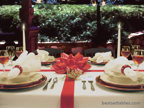 Red White and Bow Table Decor